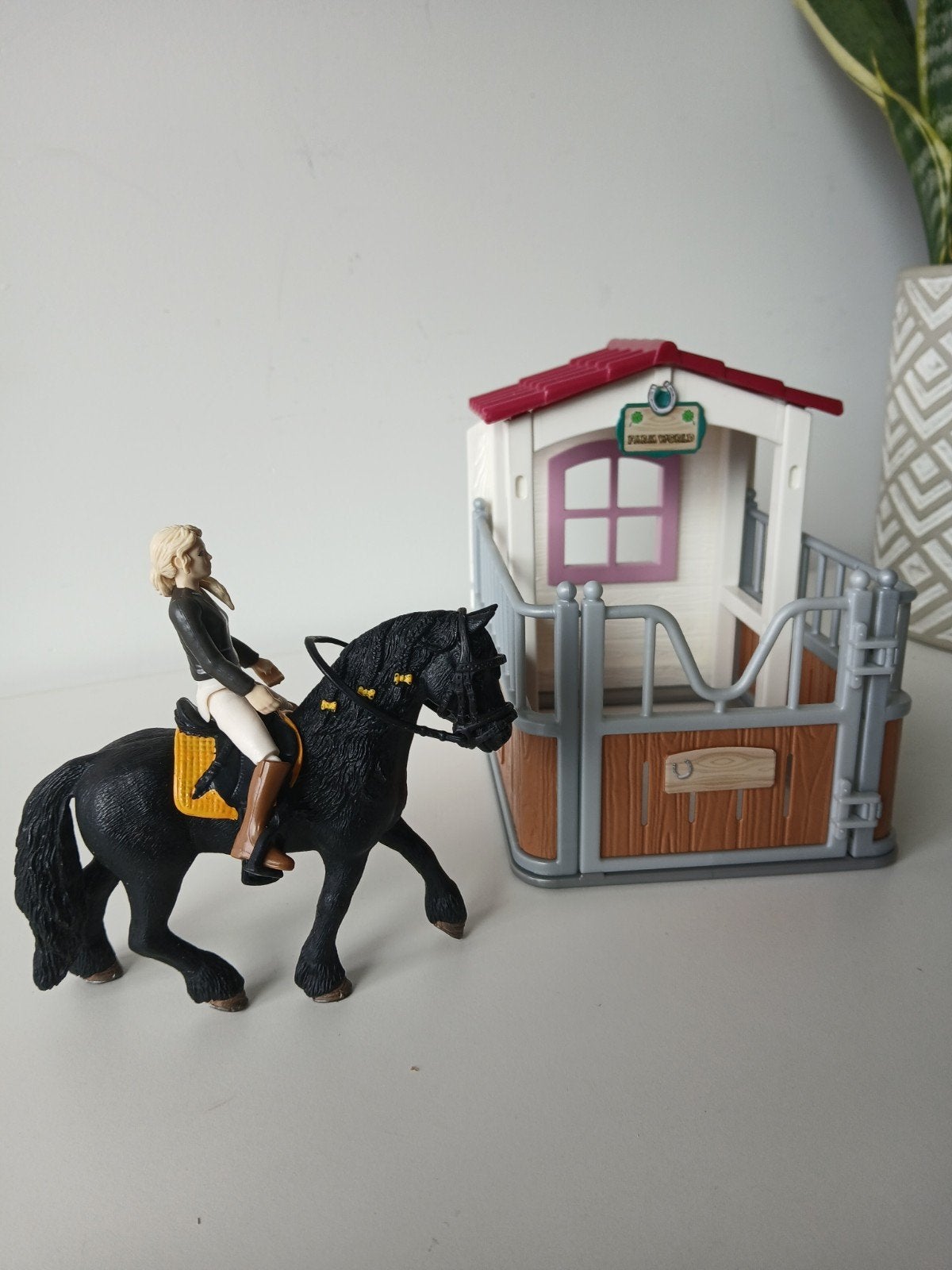 Schleich stal, fries, ruiter, Ophalen of Verzenden, Zo goed als nieuw