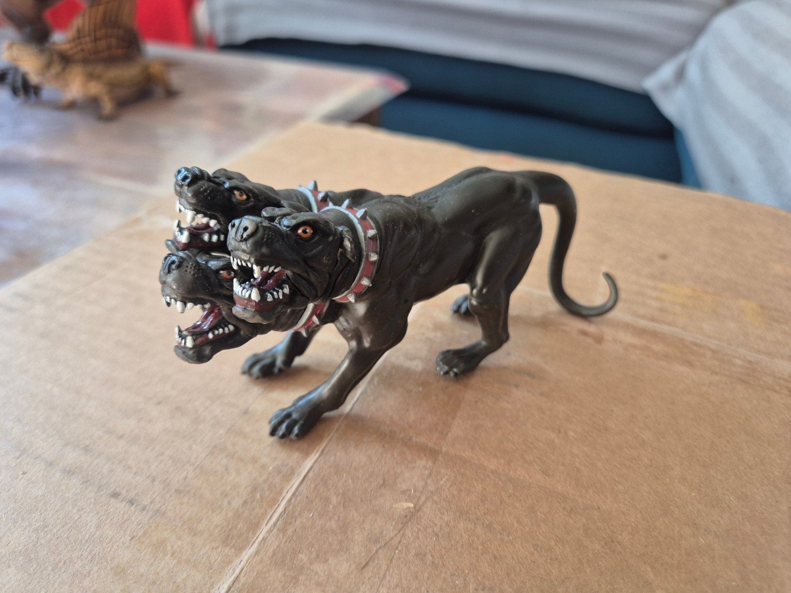 papo Cerberus, Verzenden