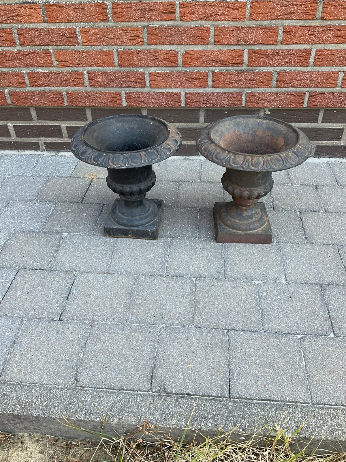 2 gietijzeren bloempotten, Tuin en Terras, Ophalen, Zo goed als nieuw