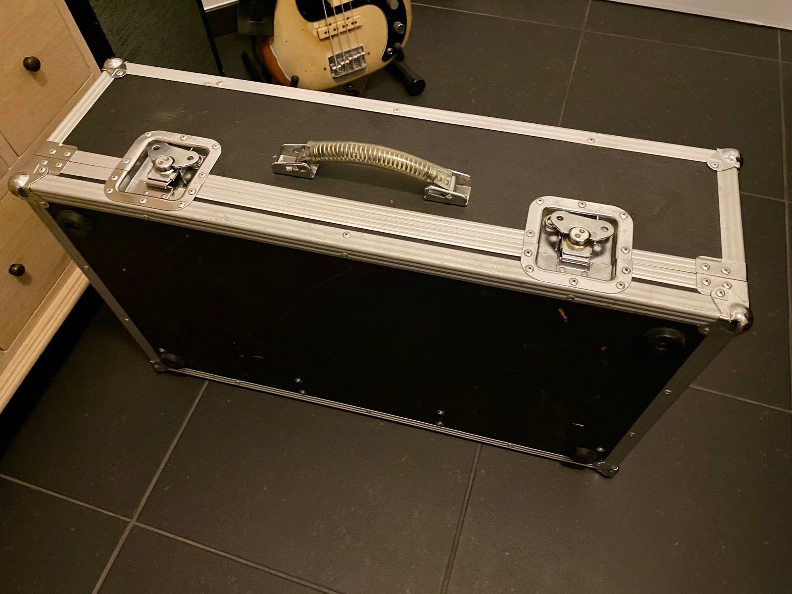 Warwick pedalcase met voeding inc multi gitaarstatief, Musique & Instruments, Enlèvement, Utilisé, Autres instruments, Flight case