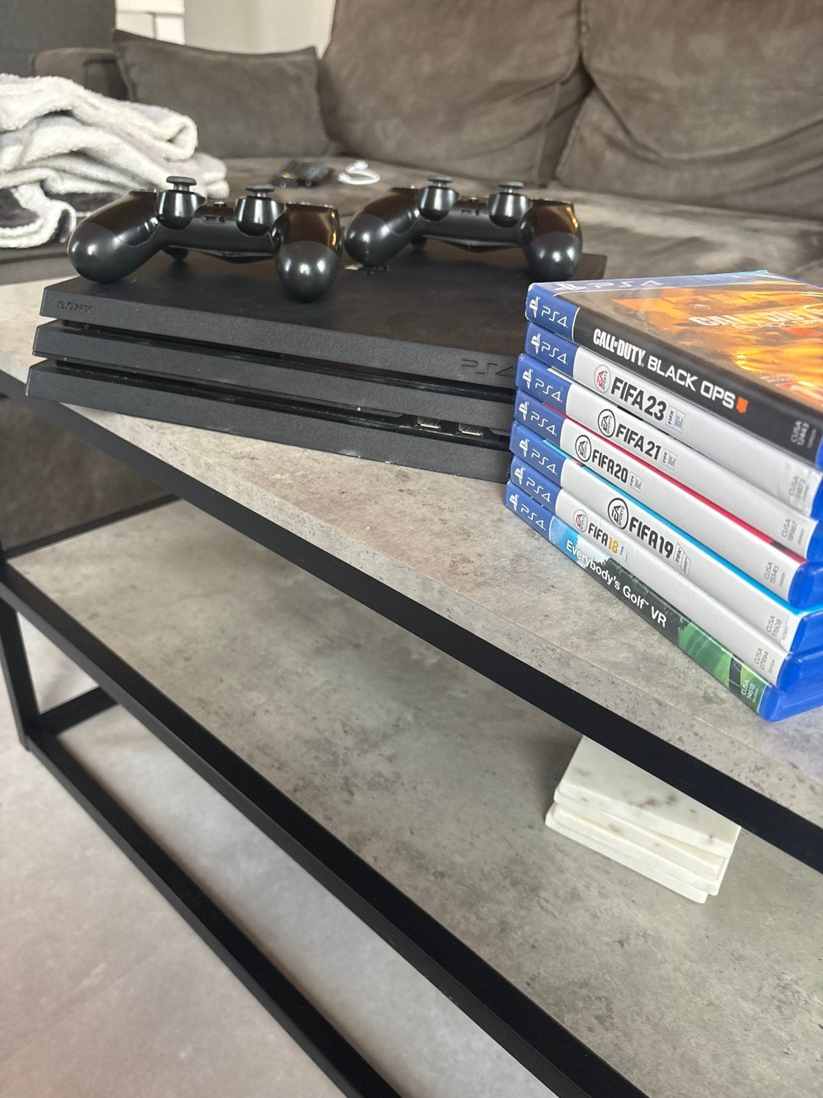 PS4 Pro 1To avec deux manettes et quelques jeux, Enlèvement ou Envoi, Comme neuf