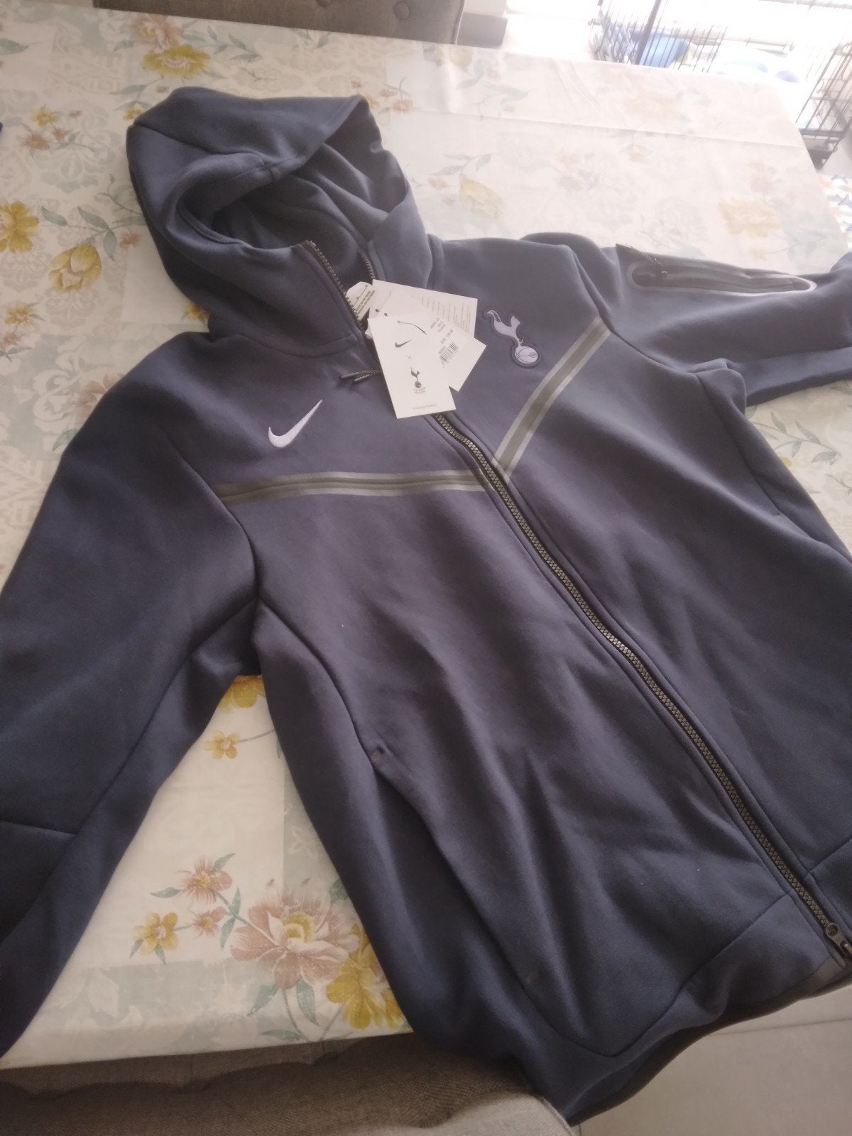 Sweat à capuche Tottenham Hotspur, Enlèvement