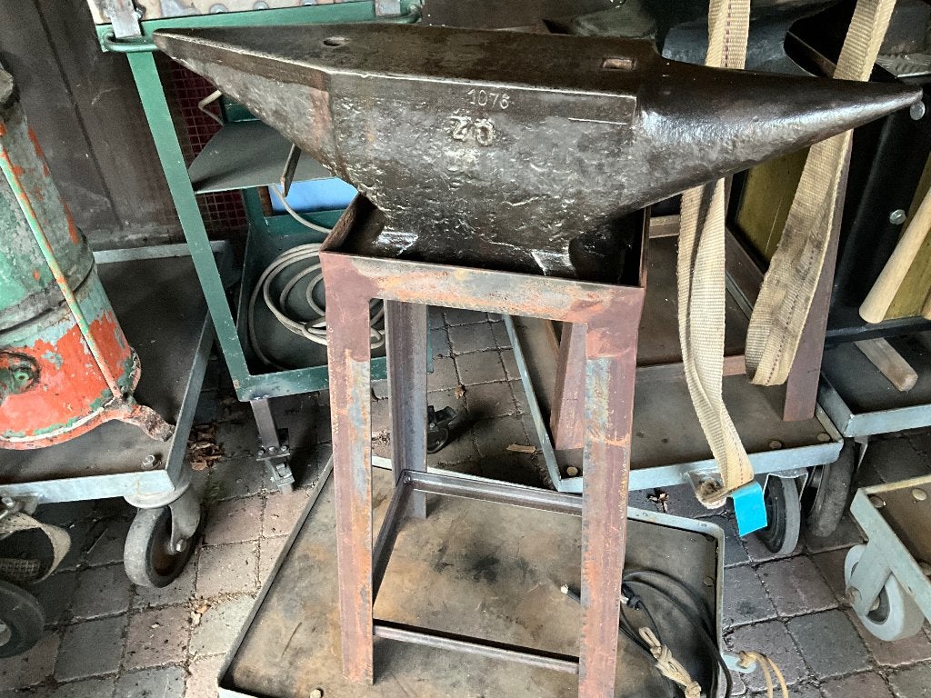Aambeeld, Ophalen