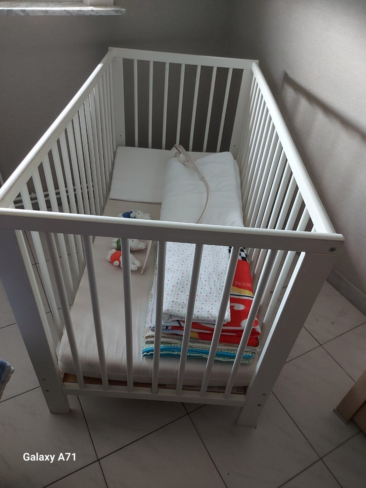 kinderbed kleur wit (ikea), Ophalen, Zo goed als nieuw, Rechthoekig, In hoogte verstelbaar