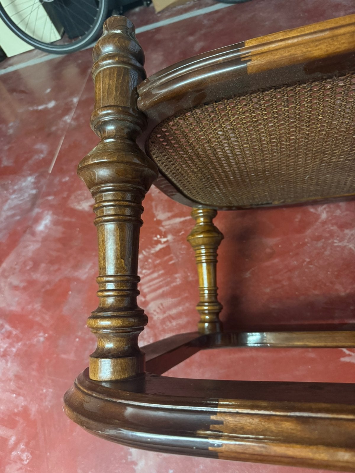 Vintage houten salontafel met rotan onderblad en glas, Antiquités & Art, Enlèvement