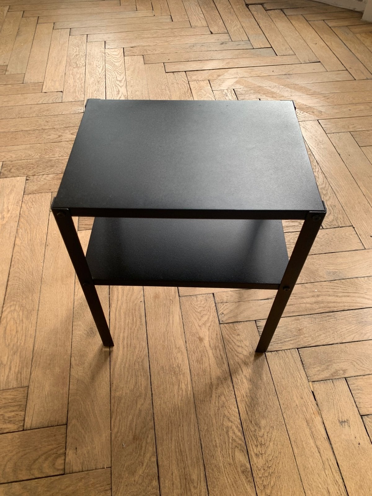 Petite table de nuit metal noire ikea, Enlèvement, Comme neuf