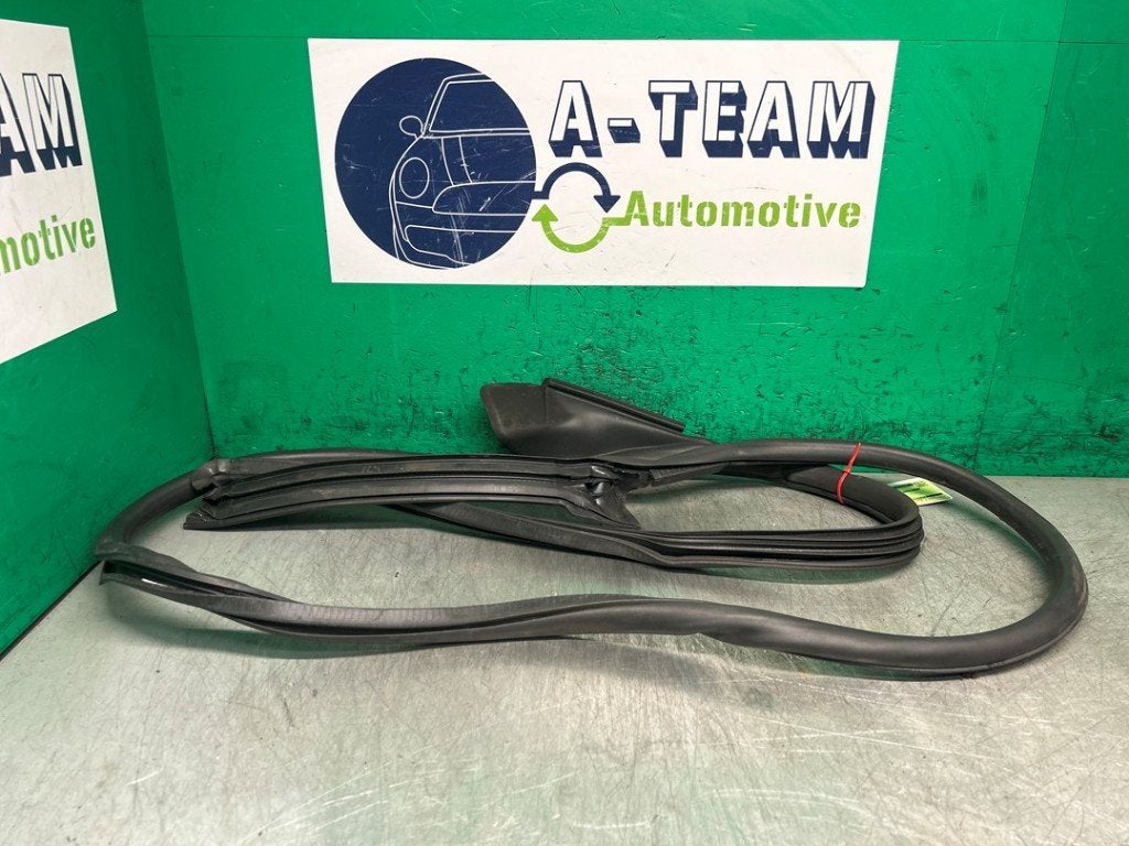 JOINT DE PORTE AVANT GAUCHE Lamborghini Urus (|4ML831707A|), Utilisé, Autres marques automobiles