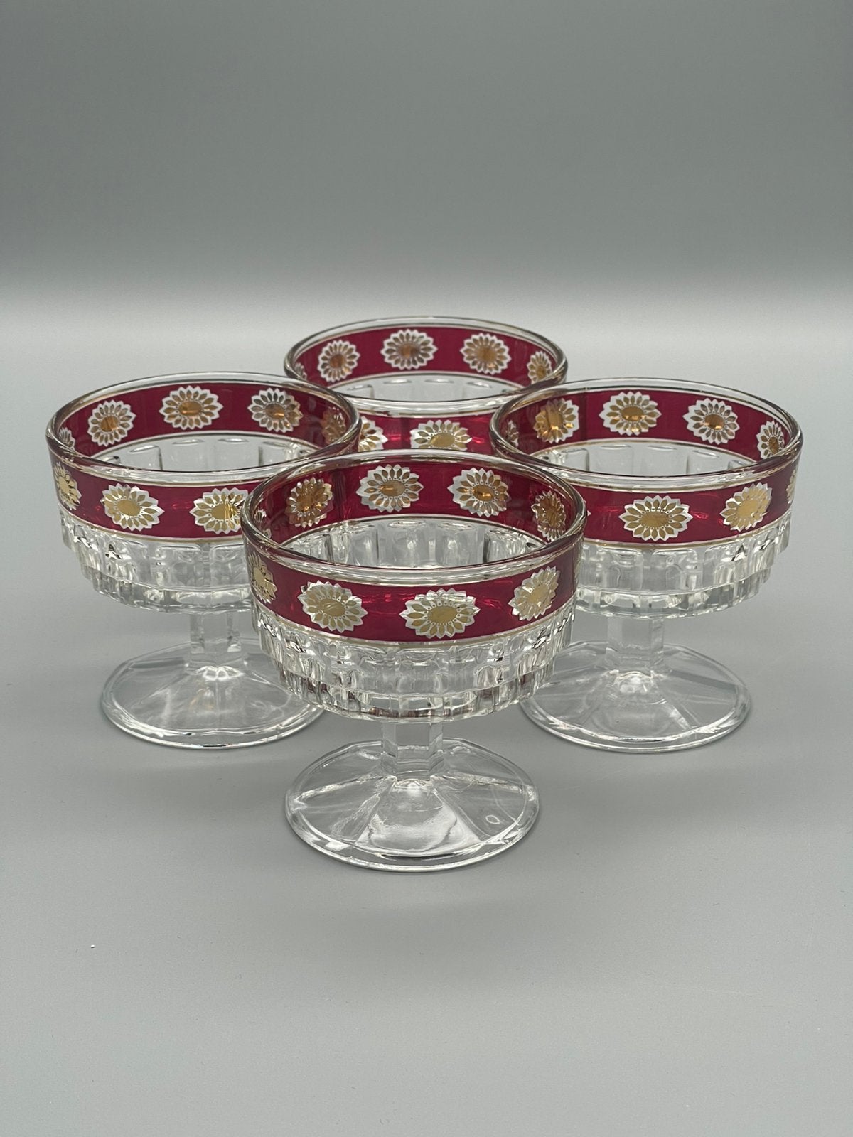 Set van 4 vintage dessertcoupeglazen – rood en goud – Italy, Enlèvement ou Envoi, Utilisé, Autres types