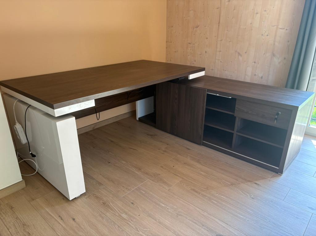 Bureau assis-debout Mito 200 cm*208 cm, Ophalen, Elektrisch, Gebruikt, Zit-sta bureau