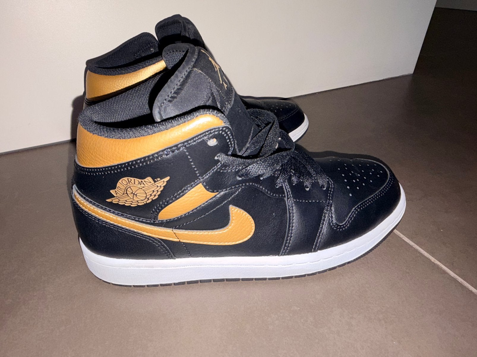 Nike Air Jordan 1 Mid Black Metallic Gold, Kleding | Heren, Schoenen, Zwart, Ophalen of Verzenden, Zo goed als nieuw, Sneakers