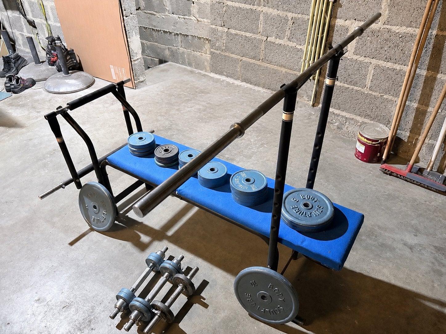 Halterbank plus gewichten, Sport en Fitness, Ophalen, Gebruikt, Buik, Krachtstation