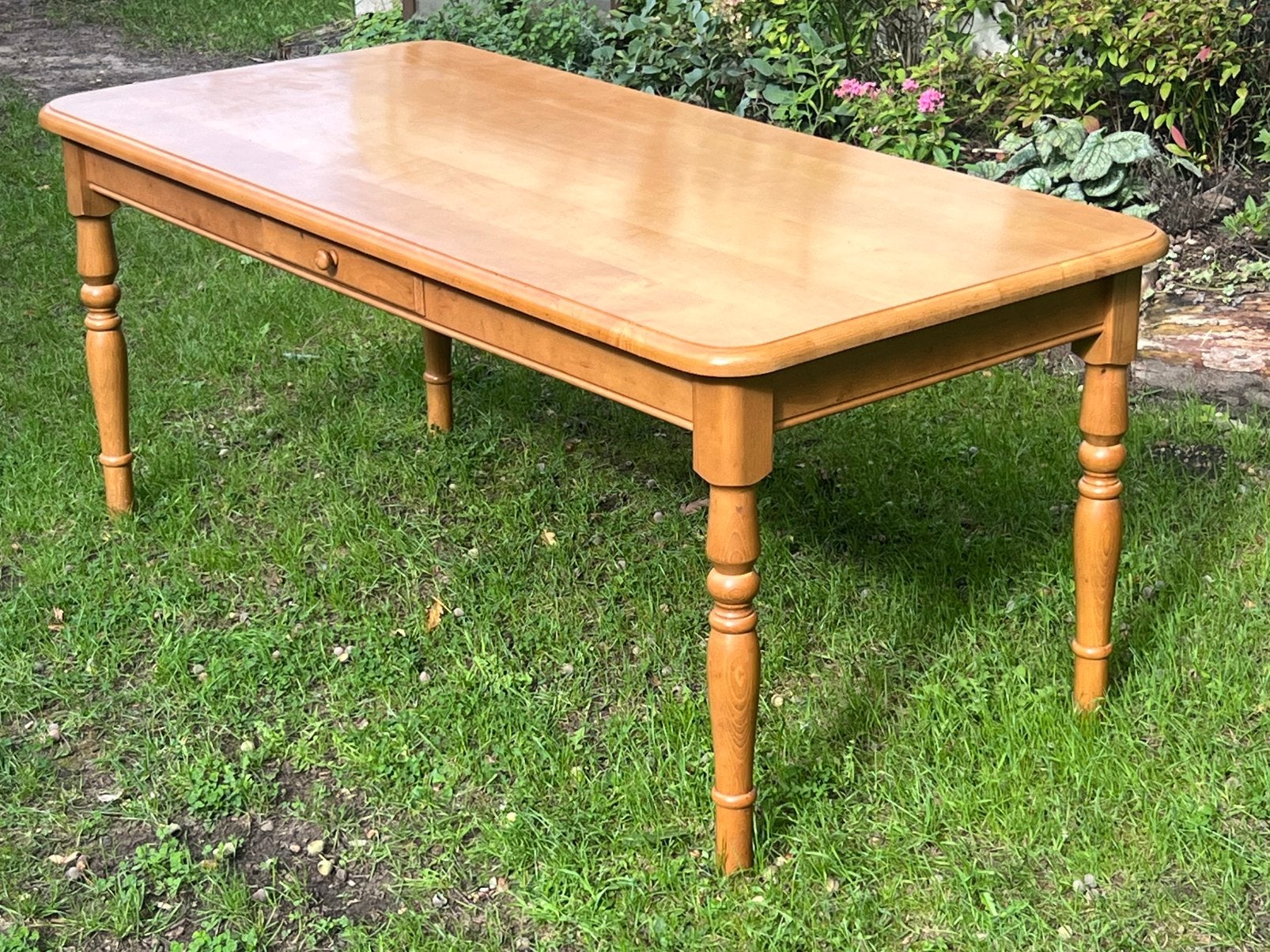 lichte houten eettafel in klassieke/landelijke stijl., Ophalen