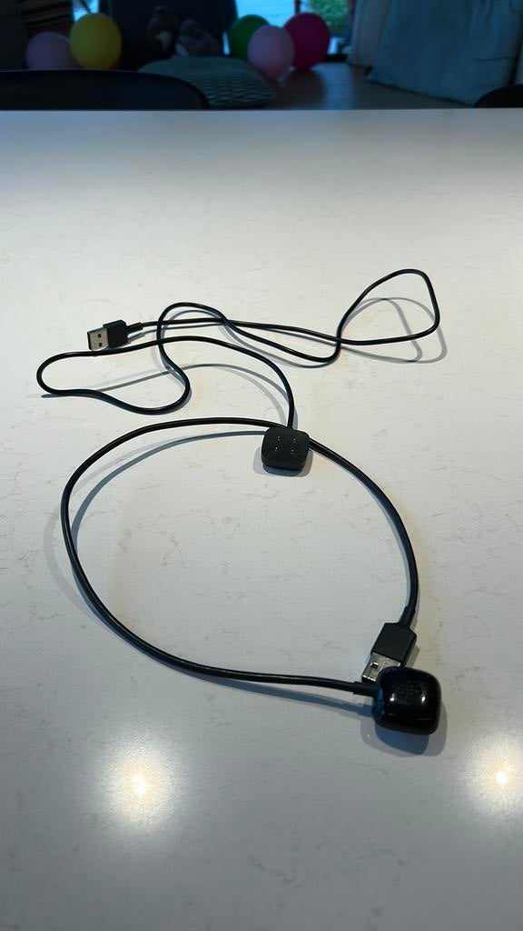 Opladers fitbit versa 3, Handtassen en Accessoires, Smartwatches, Ophalen of Verzenden, Gebruikt