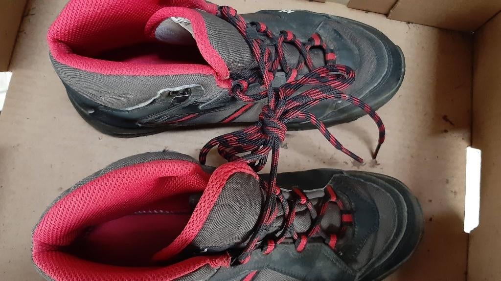 Bottes robustes (de marche) Quechua 37 lacets noirs & rouges, Enlèvement ou Envoi, Comme neuf, Chaussures