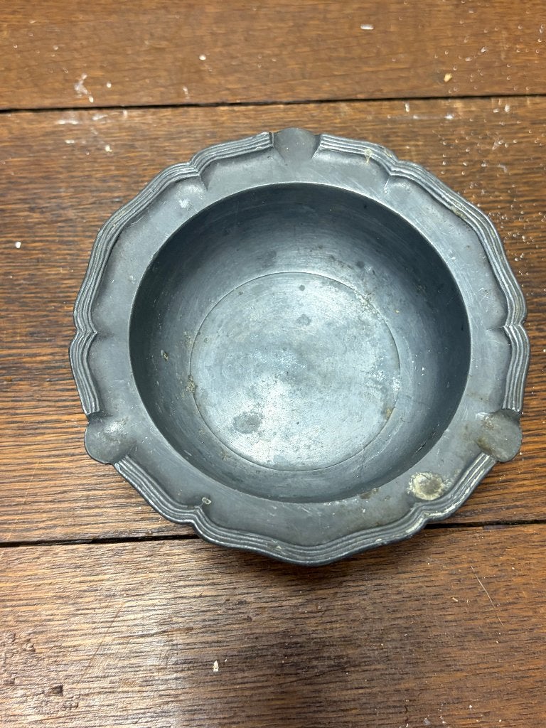 Klassieke tinnen schaal op 3 sierlijke pootjes – Vintage /, Ophalen of Verzenden