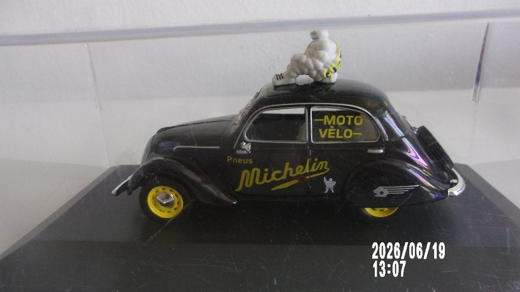 PEUGEOT 202 MICHELIN.IXO 1/43 COMME NEUVE,VITRINE, Enlèvement ou Envoi, Comme neuf, Voiture