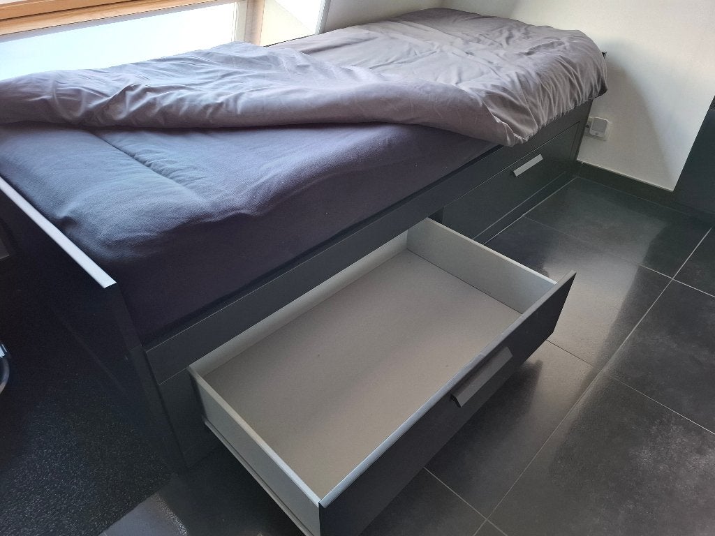 BEDBANK UITSCHUIFBAAR MET 2 OPBERGLADES + 2 MATRASSEN, Huis en Inrichting, Slaapkamer | Bedden, Ophalen, Gebruikt, Zwart, Overige maten
