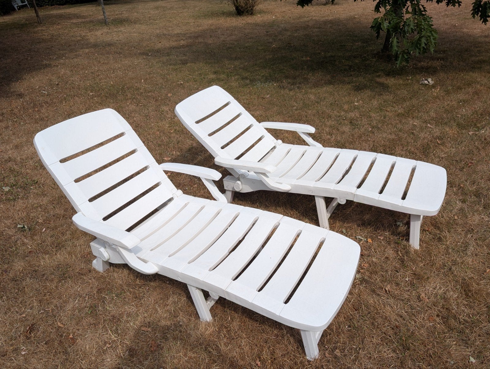 Lot de 2 transat en plastique blanc, Jardin & Terrasse, Chaises longues, Enlèvement, Comme neuf, Plastique, Mobile