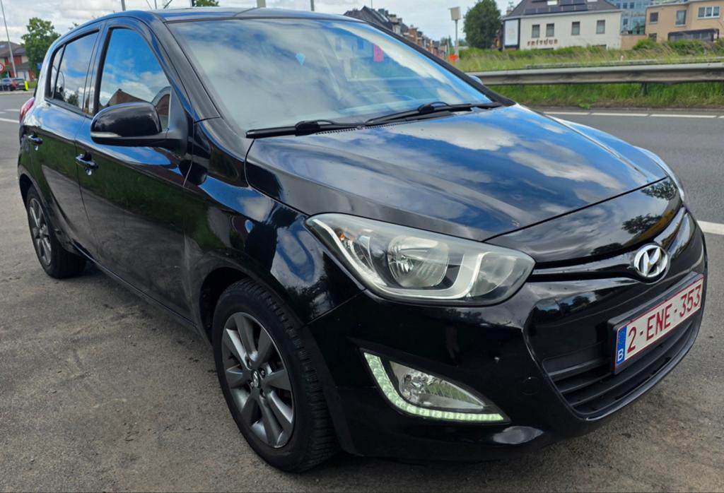 Hyundai i20 1.1 crdi GO Editie met open dak., Auto's, Hyundai, Voorwielaandrijving, Zwart, Leder en Stof, Zwart