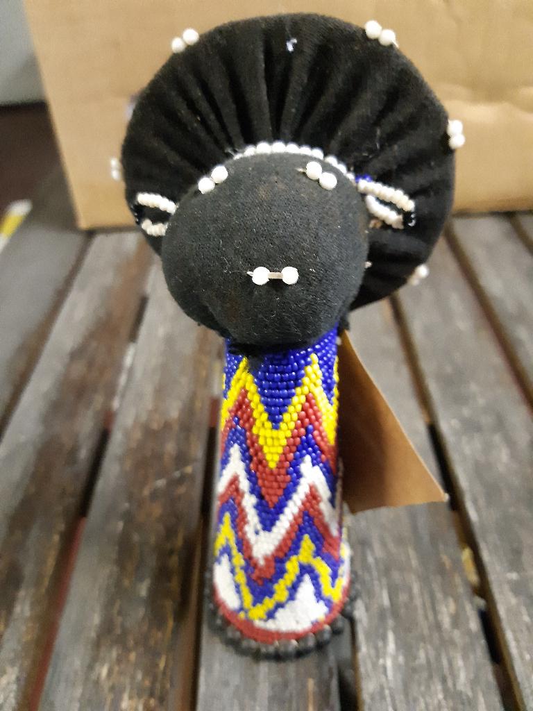 poupée zouloue africaine avec robe perlée, Enlèvement ou Envoi