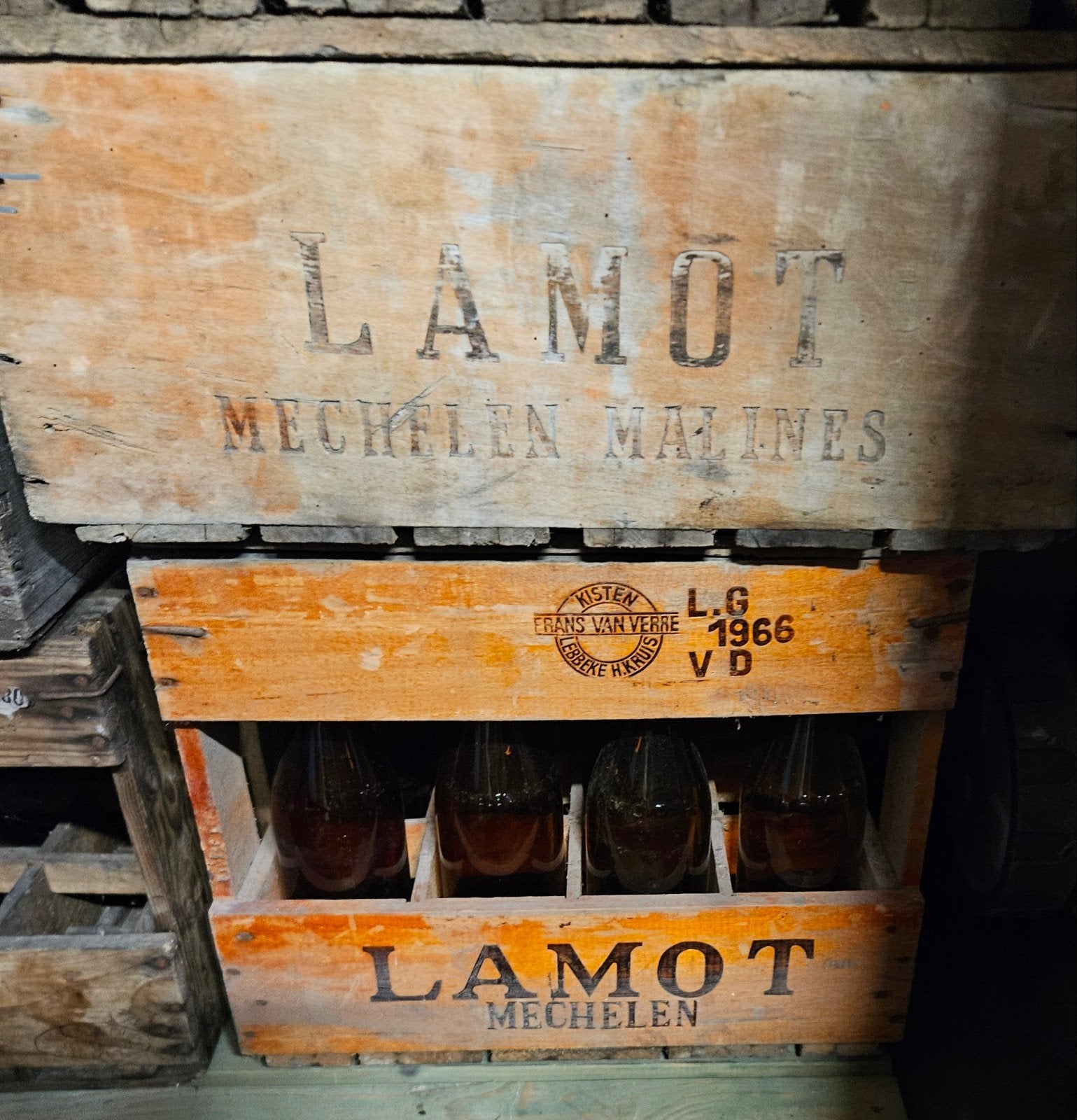 Lamot Mechelen oude bierbakken en flessen, Verzamelen, Ophalen