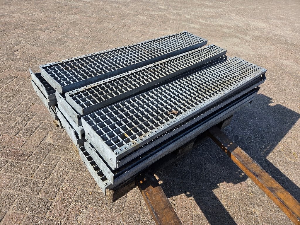 Gegalvaniseerde traptreden /gaastreden, Lang 1.40 m, Doe-het-zelf en Bouw, Ladders en Trappen, Ophalen, Zo goed als nieuw