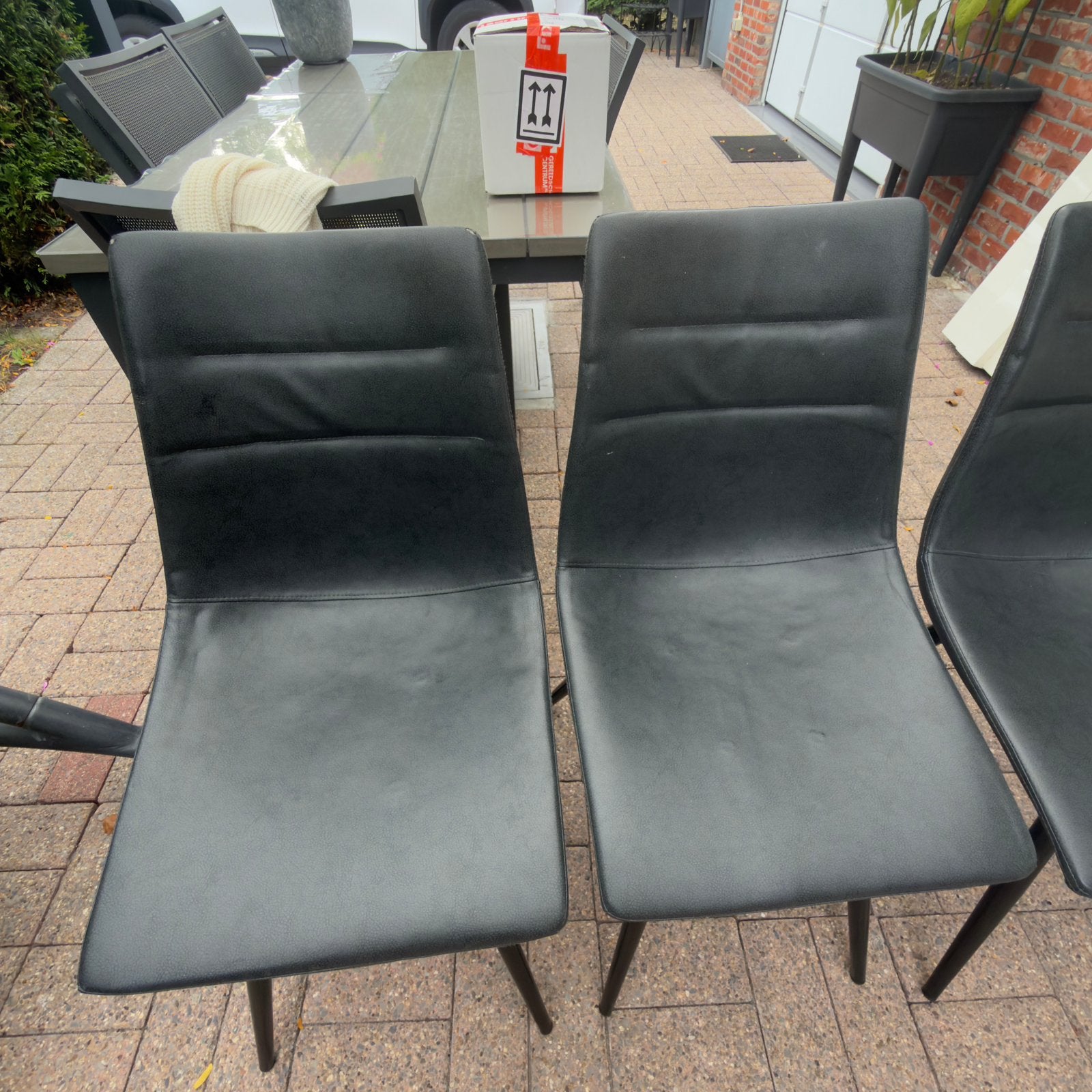 Mooie witte tafel met 4 zwarte stoelen – nette staat, Enlèvement, Comme neuf