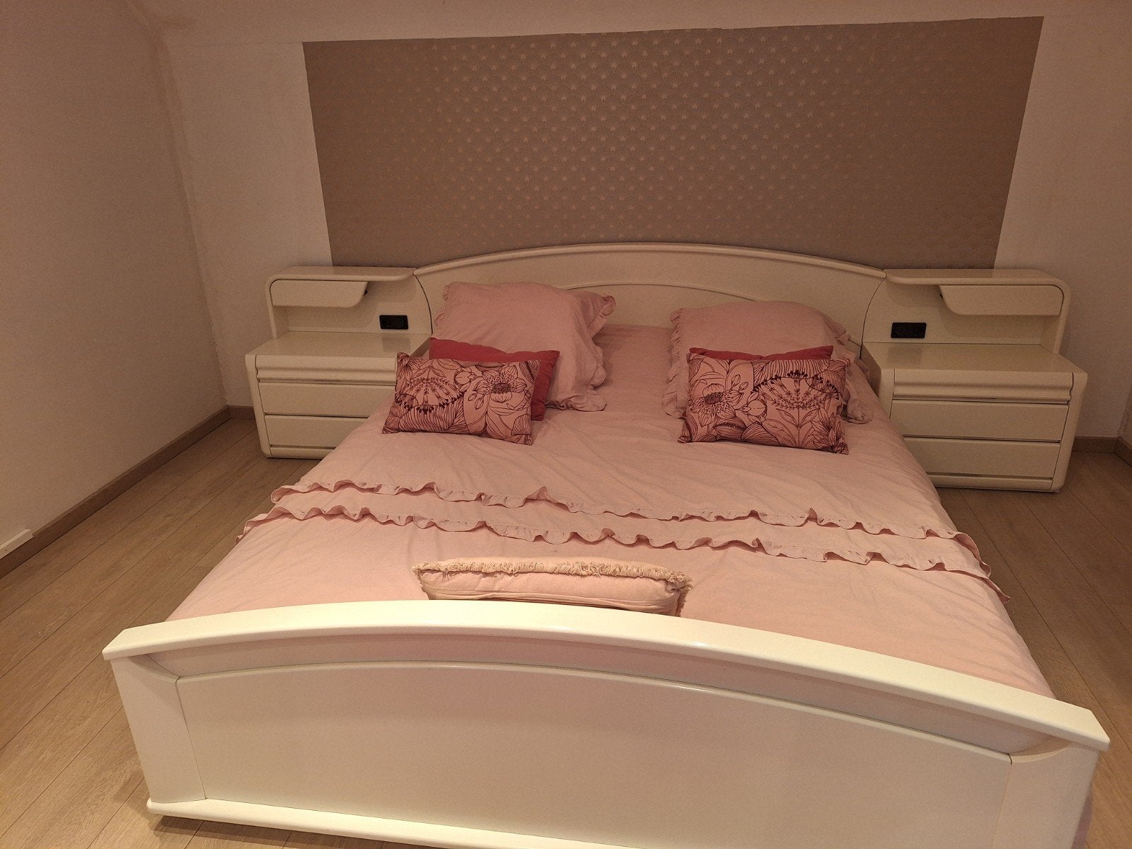 lit 2 personnes + commode.