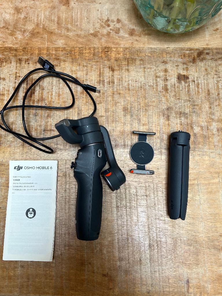 DJI Osmo Mobile 6 (OM 6), Enlèvement ou Envoi, Comme neuf, Moins de 150 cm, Trépied