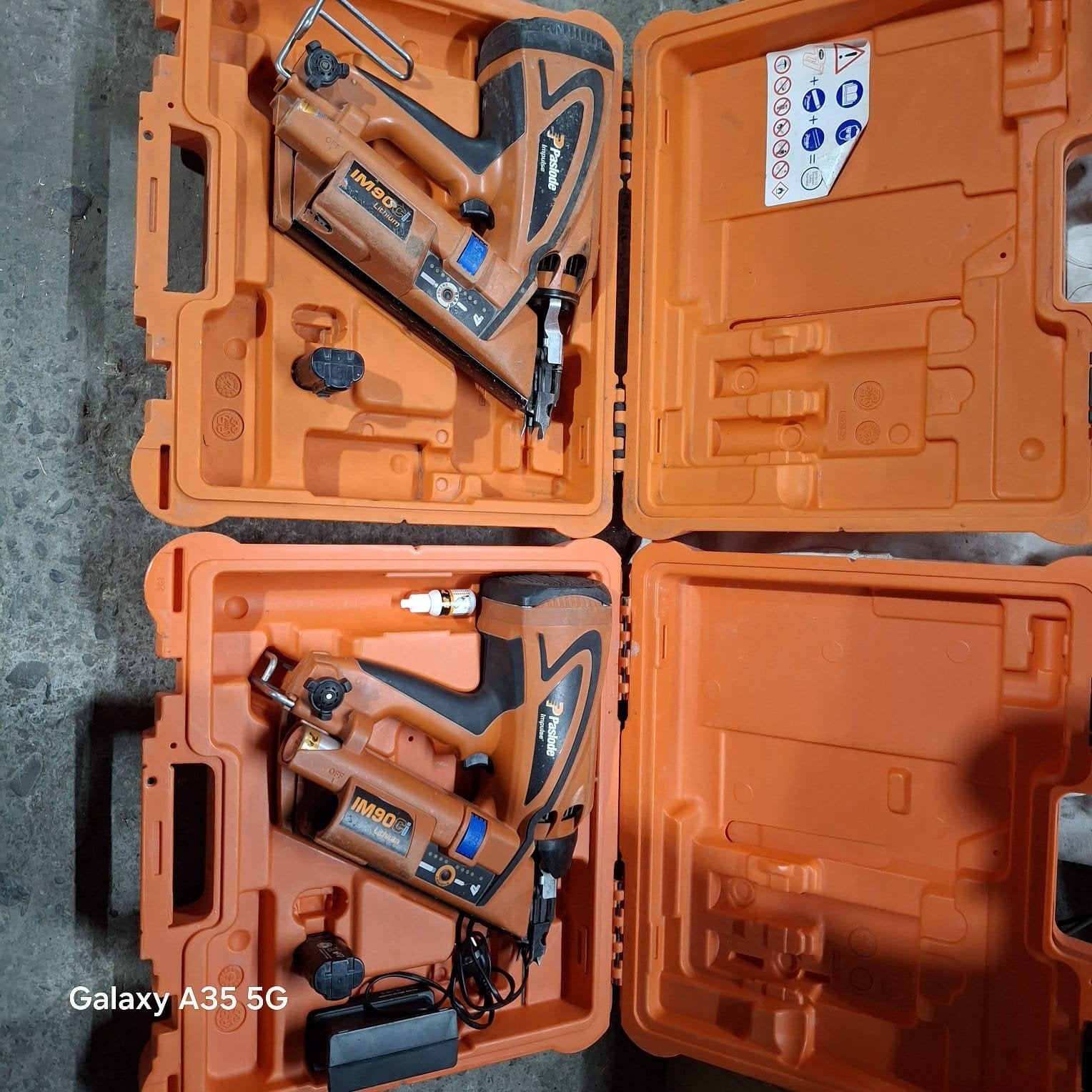 2 PASLODE IM 90 CI nagelpistolen, 2 batterijen, oplader, Ophalen of Verzenden