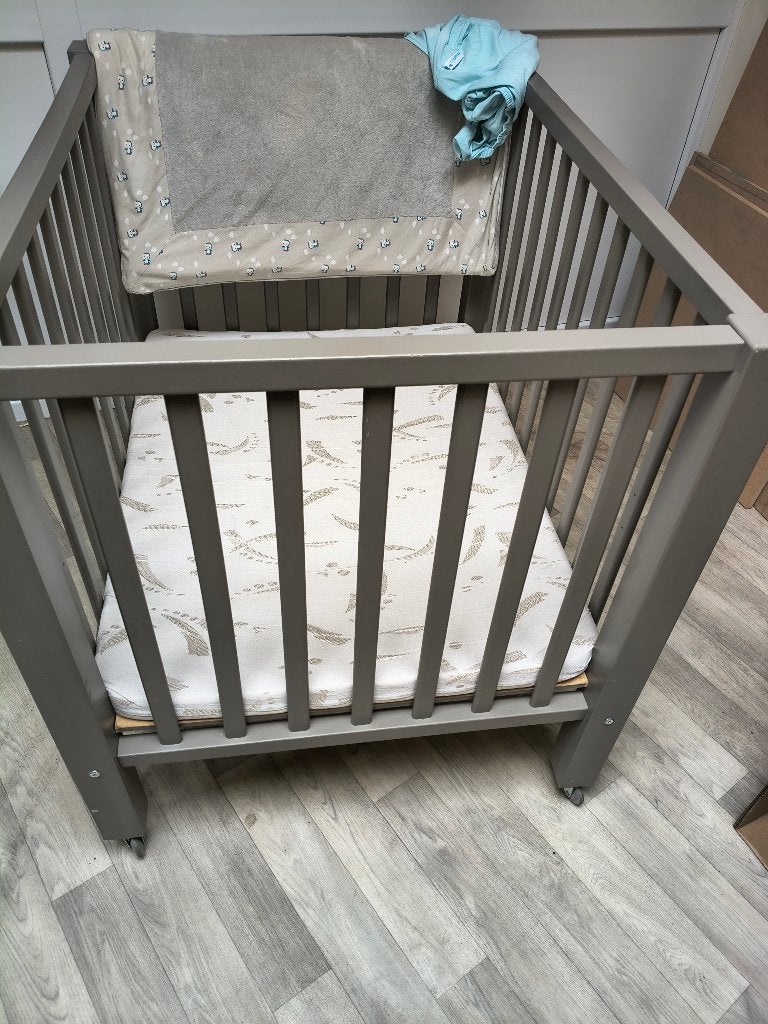 Box. Park Baby op wieltjes .met matras en toebehoren, Kinderen en Baby's, Babyparken, Ophalen, Gebruikt, Rechthoekig, In hoogte verstelbaar