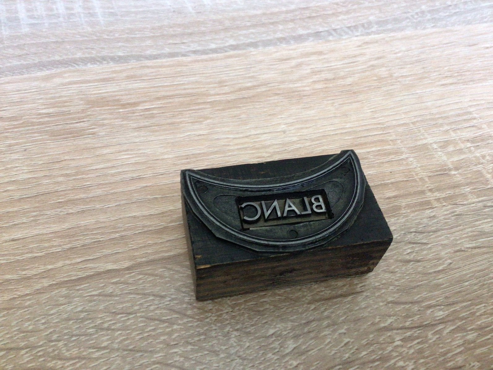 Vintage stempel in metaal blanc, Hobby en Vrije tijd, Ophalen of Verzenden, Gebruikt, EZ-mounted stempel
