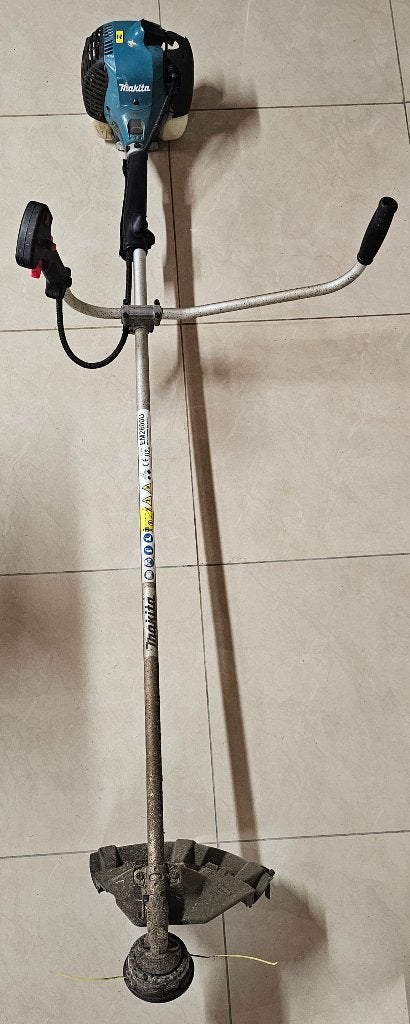 Débroussailleuse thermique MAKITA (EM2600U) + 5L Carburant, Jardin & Terrasse, Enlèvement, 10 à 30 cm, Essence, Makita
