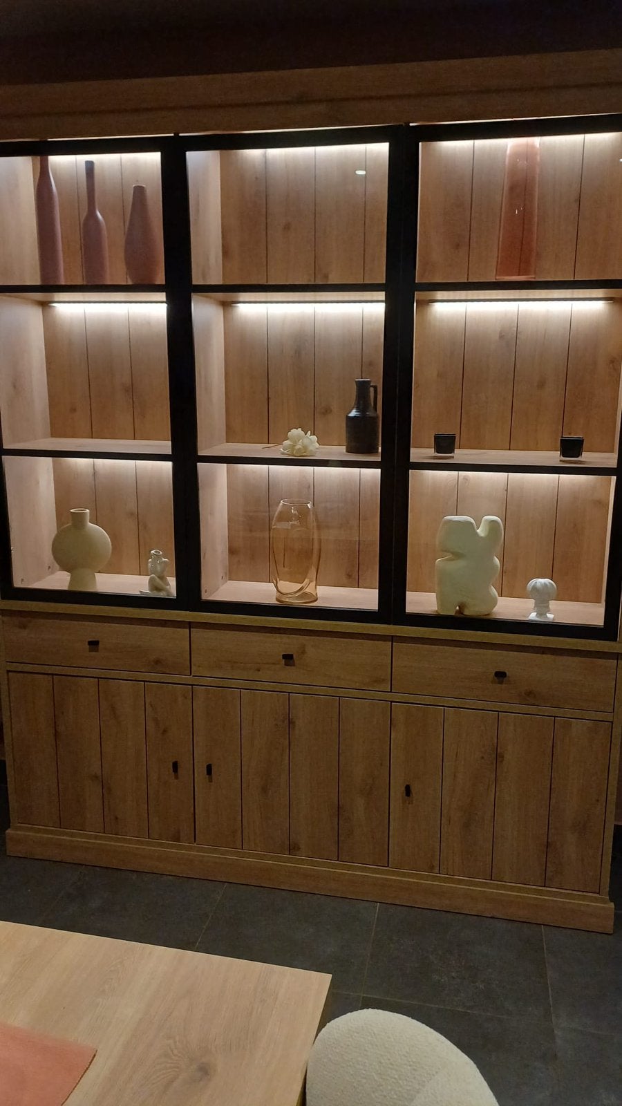 Eettafel + 4 stoelen + vitrinekast, Ophalen, Zo goed als nieuw