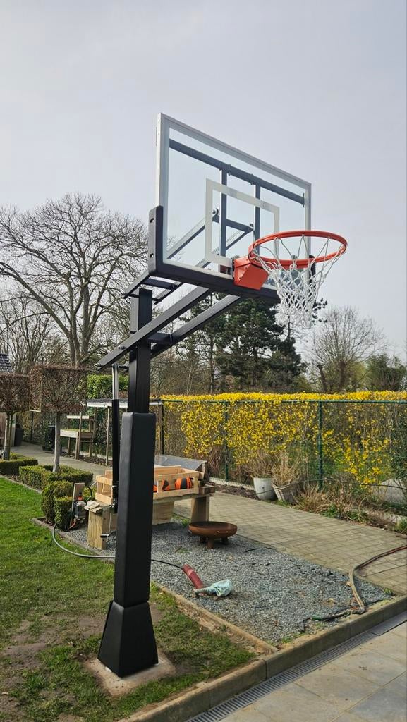 BASKET-BALL ENTERRÉ, Enlèvement