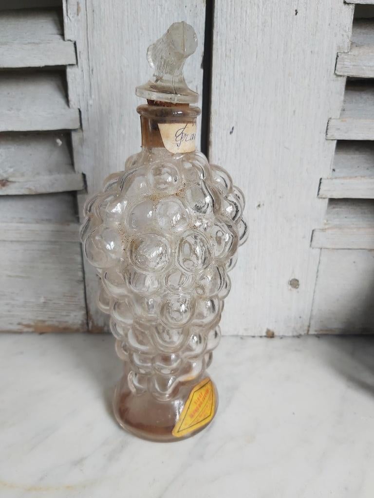 Mooi oud frans glazen (siroop) flesje in vorm druiventros, Ophalen of Verzenden