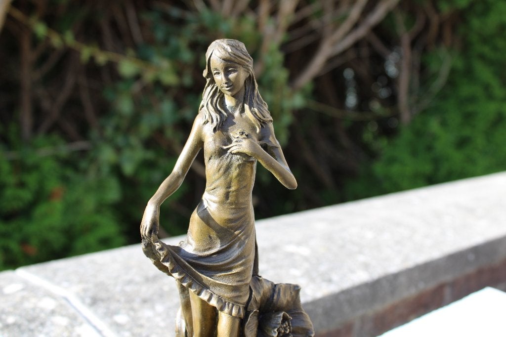 femme aux fleurs en bronze signé , E . TELL ., Enlèvement ou Envoi, Bronze