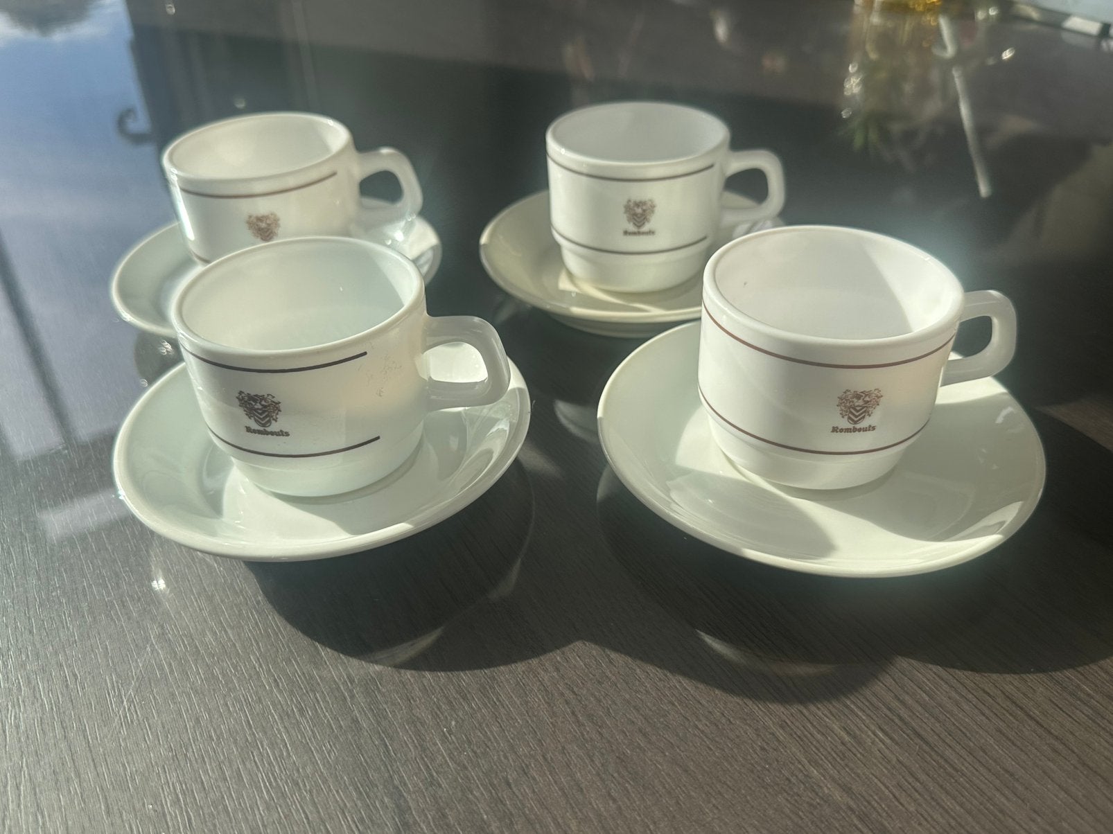 40 koffietassen, onderbordjes en koffielepeltjes, Enlèvement