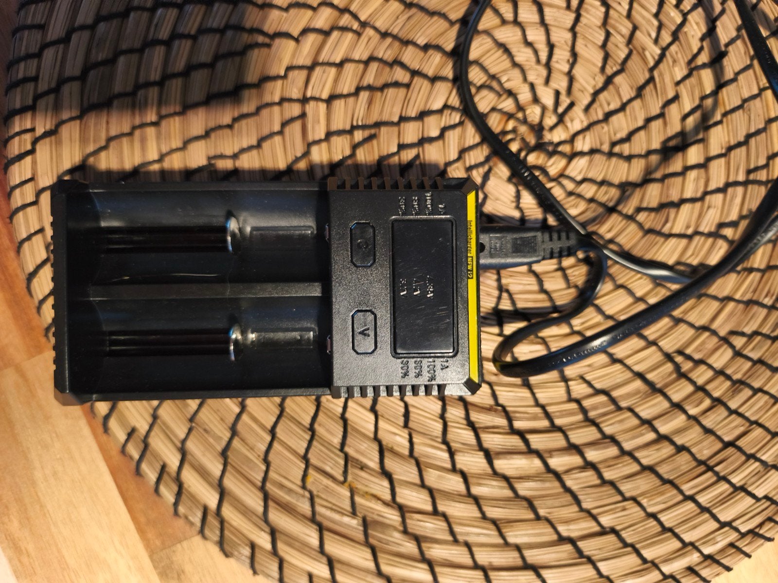 oplader Nitecore new i2 met 4 herlaadbare batterijen, Enlèvement, Neuf, Rechargeable
