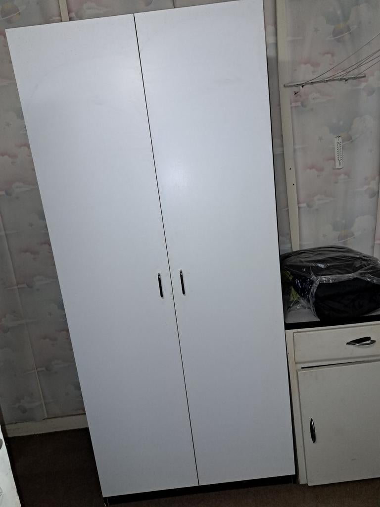 Armoire blanche stratifiée spacieuse en très bon état, Maison & Meubles, Armoires | Penderies & Garde-robes, Enlèvement