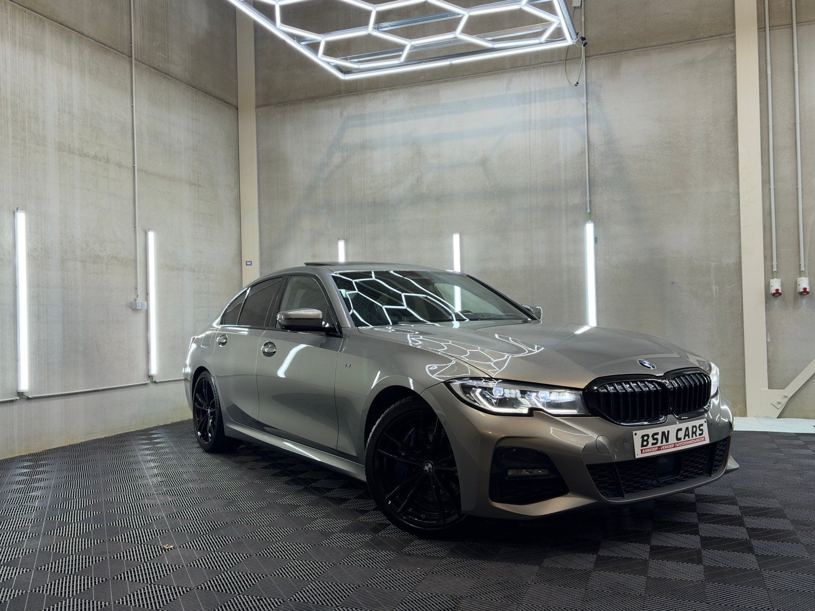 BMW 330i/MPACK/OPENDAK/HARMAN/LASER/MEMORY/HUD/360/FULL/GRNT, Automaat, Achterwielaandrijving, Zwart, Leder