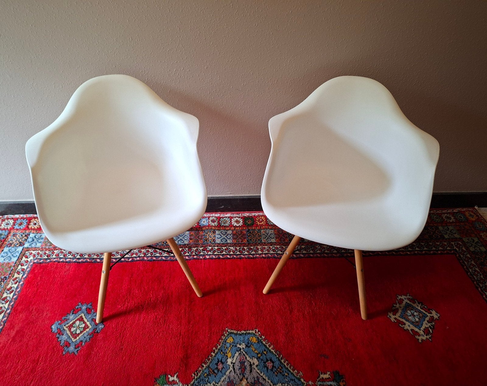 2 witte design kuipstoelen, Huis en Inrichting, Ophalen, Kunststof, Twee, Zo goed als nieuw