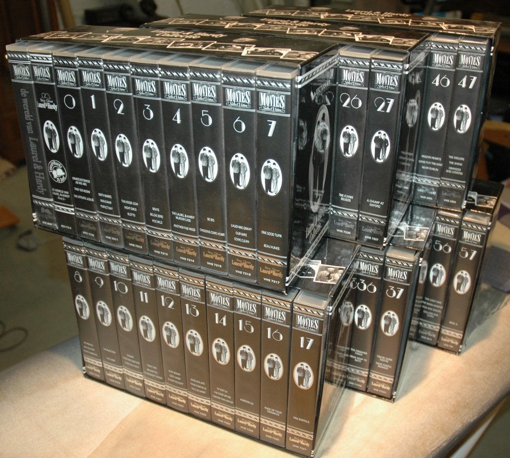 Laurel & Hardy collectie 60 VHS cassettes + combi tv, Verzamelen, Film en Tv, Ophalen, Zo goed als nieuw, Film
