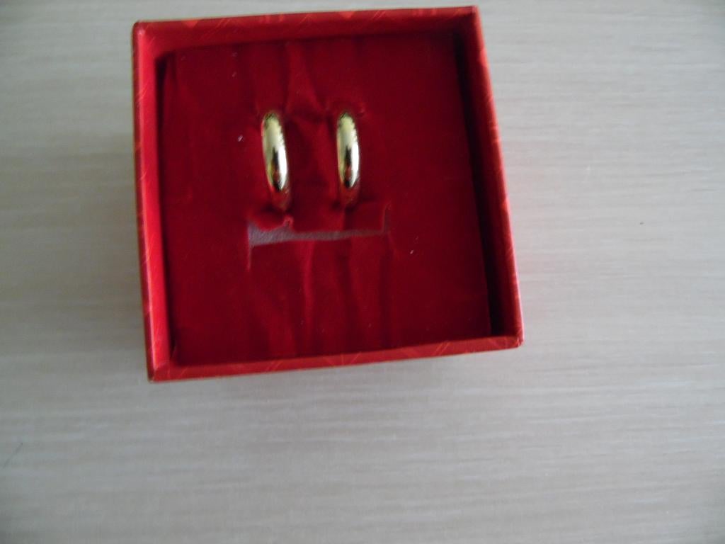 NIEUWE GEELGOUDEN OORRINGEN MET VERZORGINGSPOT VOOR SIERADEN, Handtassen en Accessoires, Oorbellen, Zo goed als nieuw, Hangers