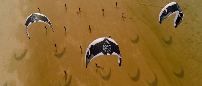 Kite VANTAGE V4, édition spéciale C Water Project., Sports nautiques & Bateaux, Kitesurf, Neuf, Kite, 12 m², Enlèvement ou Envoi