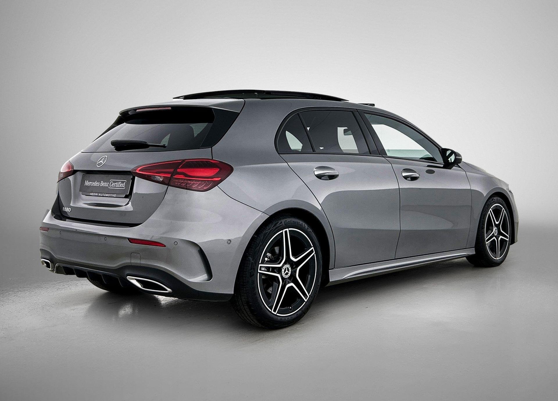 Mercedes-Benz A-Klasse 180 Hatchback AMG Line | Panoramisch, Auto's, Mercedes-Benz, Dealer onderhouden, Stof, Zwart, 4 cilinders