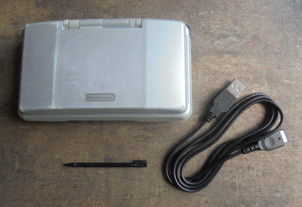 Nintendo DS Original spelconsole (zie foto's), Games en Spelcomputers, Spelcomputers | Nintendo DS, Verzenden, Gebruikt, Zilver