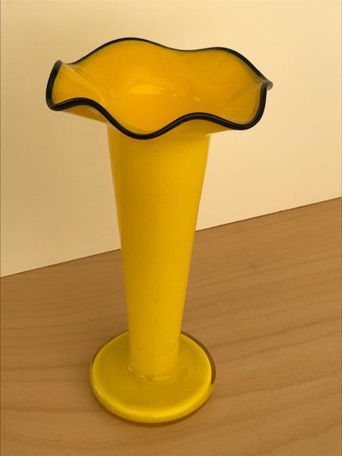 TANGOGLAS Geel vaasje met zwarte rand, Antiek en Kunst, Antiek | Glaswerk en Kristal, Ophalen of Verzenden