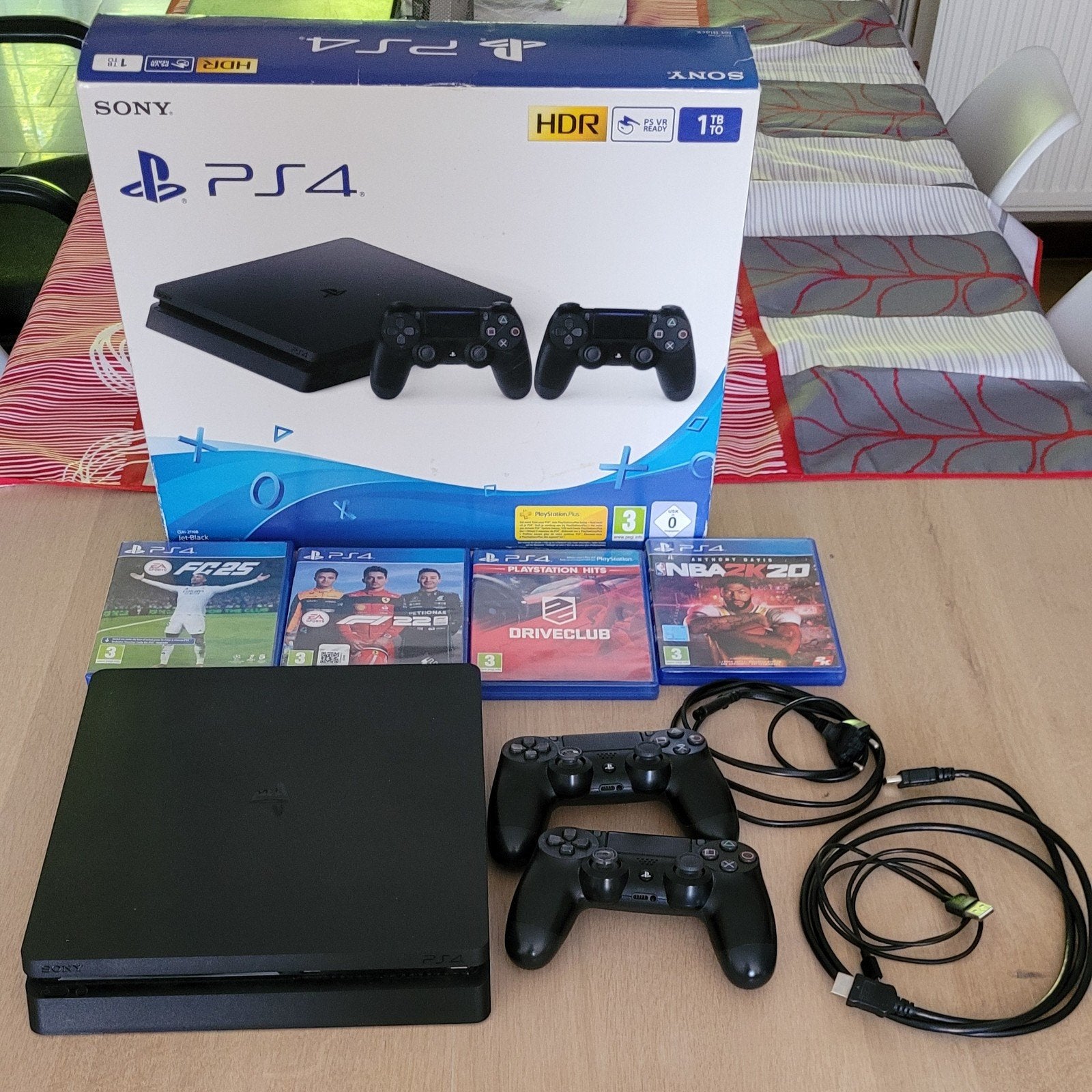 PS4 SLIM 1TB - 2 controllers - 4 games - doos, Games en Spelcomputers, Ophalen, Met games, Met 2 controllers, 1 TB