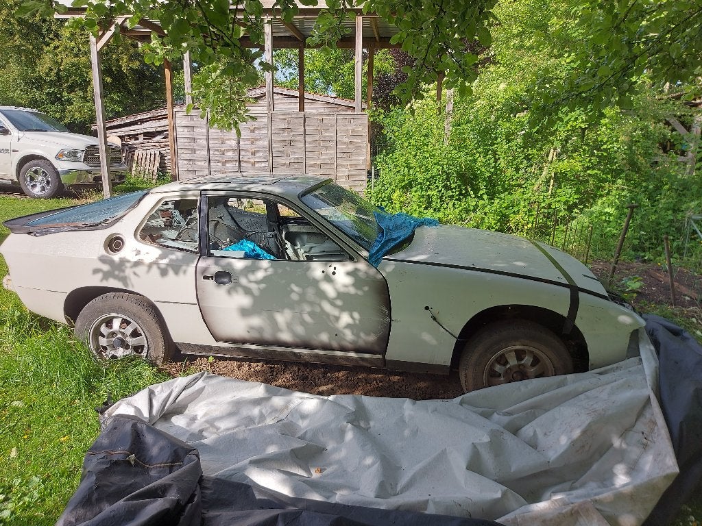 Porsche 924 épave / boîte et pont encore présents, Autos, Porsche, Particulier, Essence, Euro 1, Coupé, 2 portes, Boîte manuelle